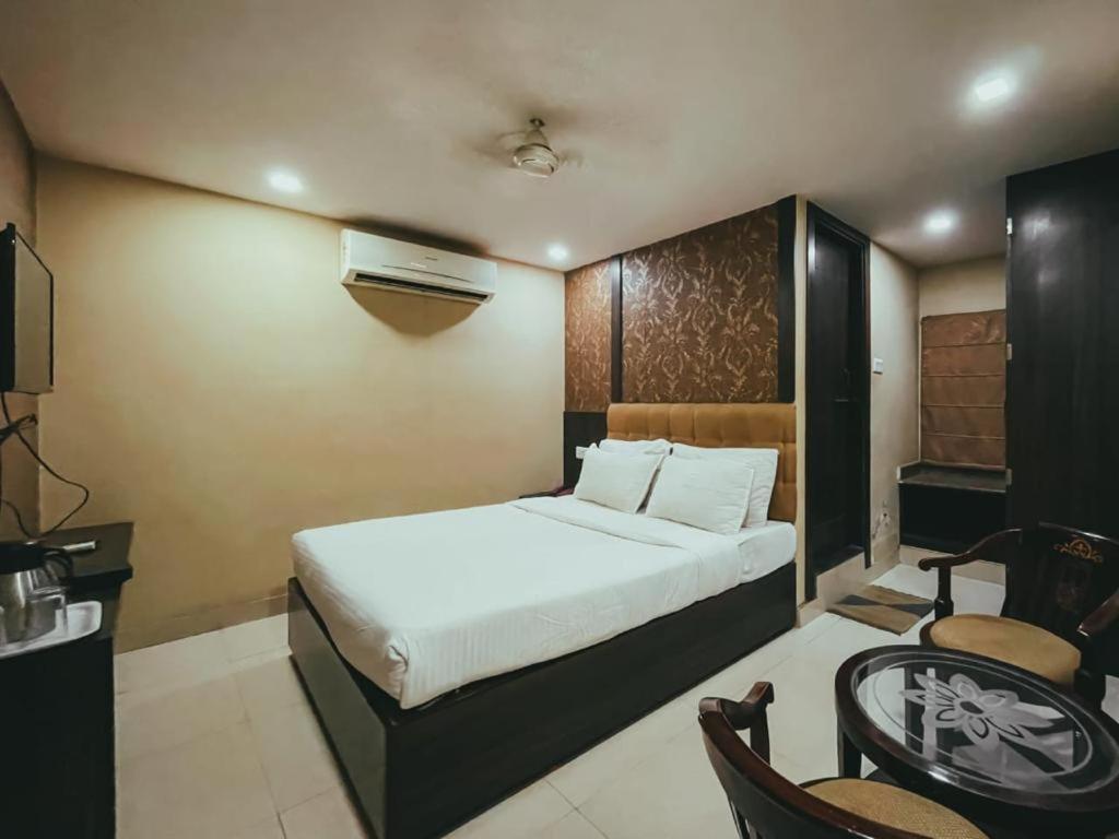 Hotel S L E Residency Варанаси Екстериор снимка