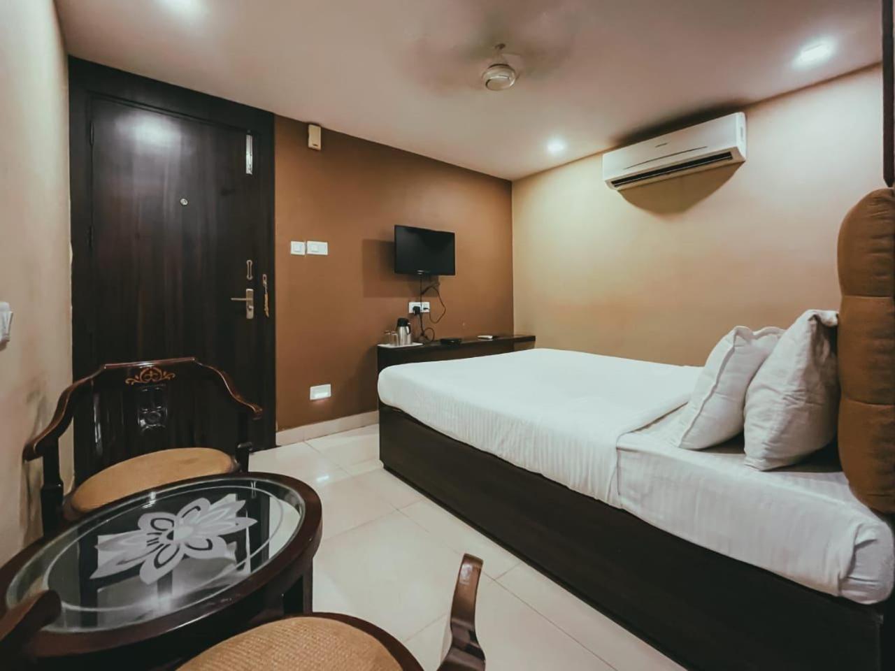 Hotel S L E Residency Варанаси Екстериор снимка