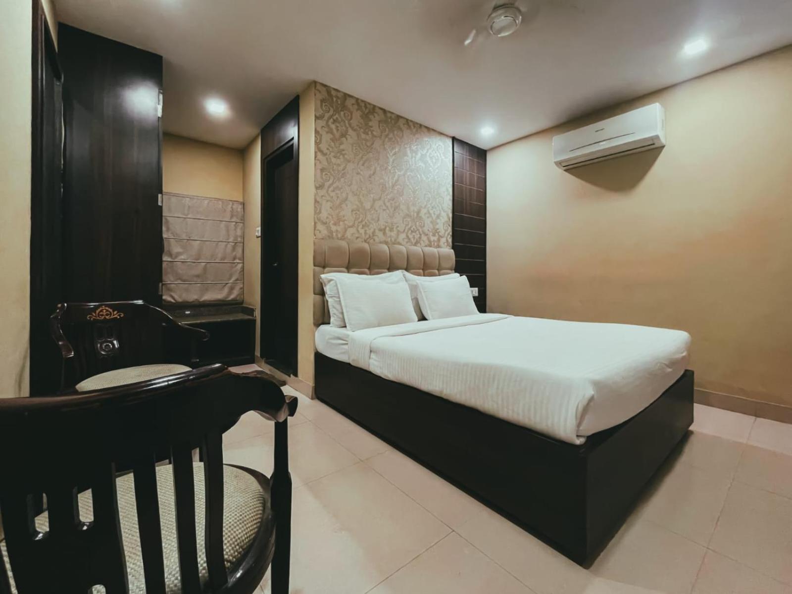 Hotel S L E Residency Варанаси Екстериор снимка