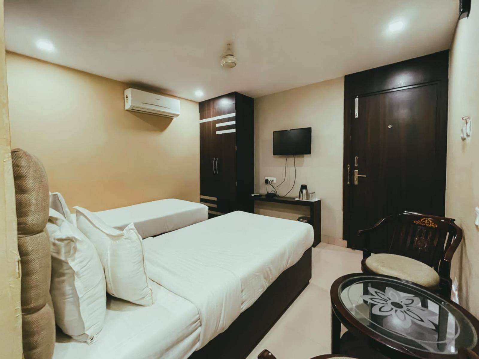 Hotel S L E Residency Варанаси Екстериор снимка