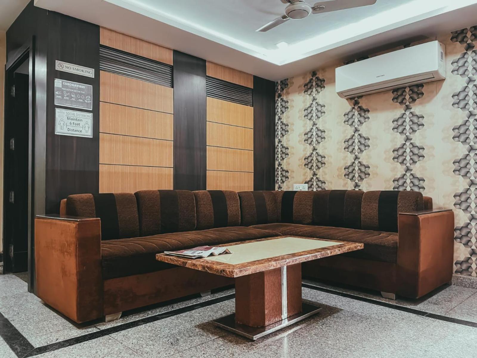 Hotel S L E Residency Варанаси Екстериор снимка