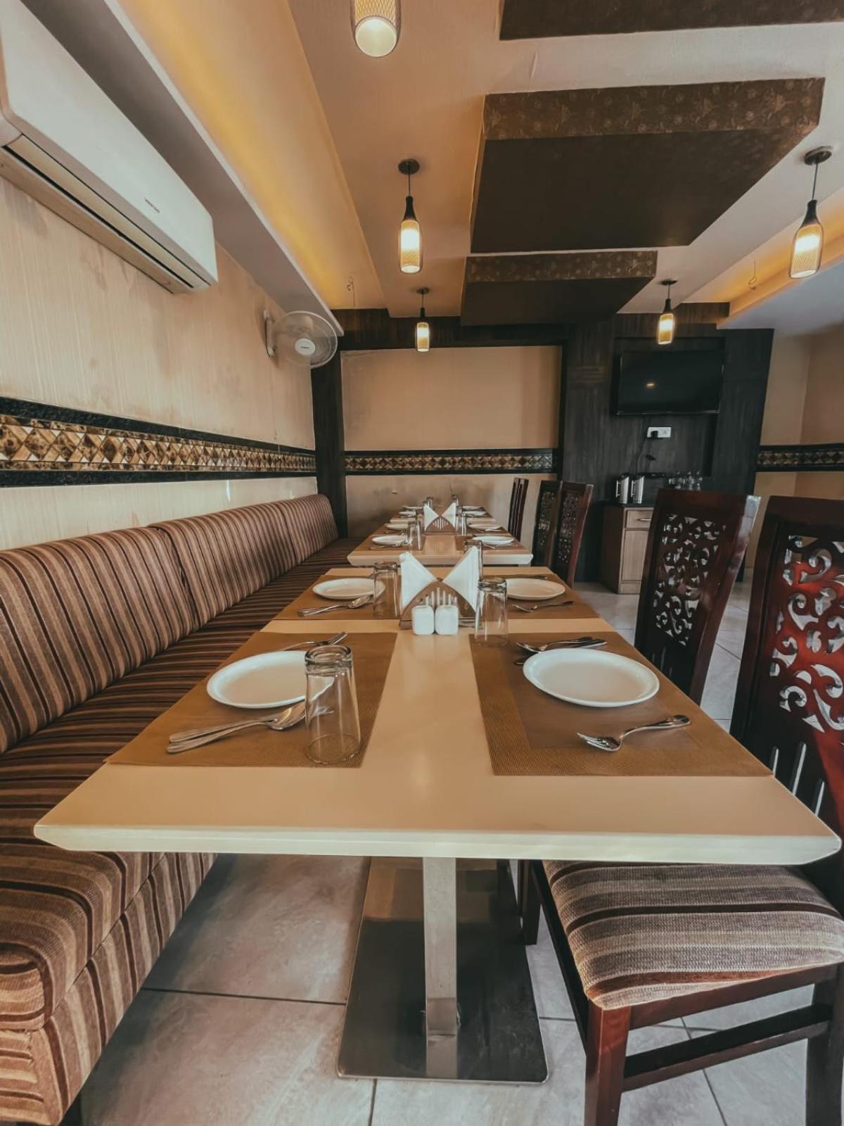 Hotel S L E Residency Варанаси Екстериор снимка