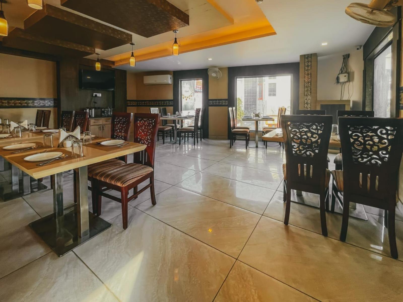 Hotel S L E Residency Варанаси Екстериор снимка