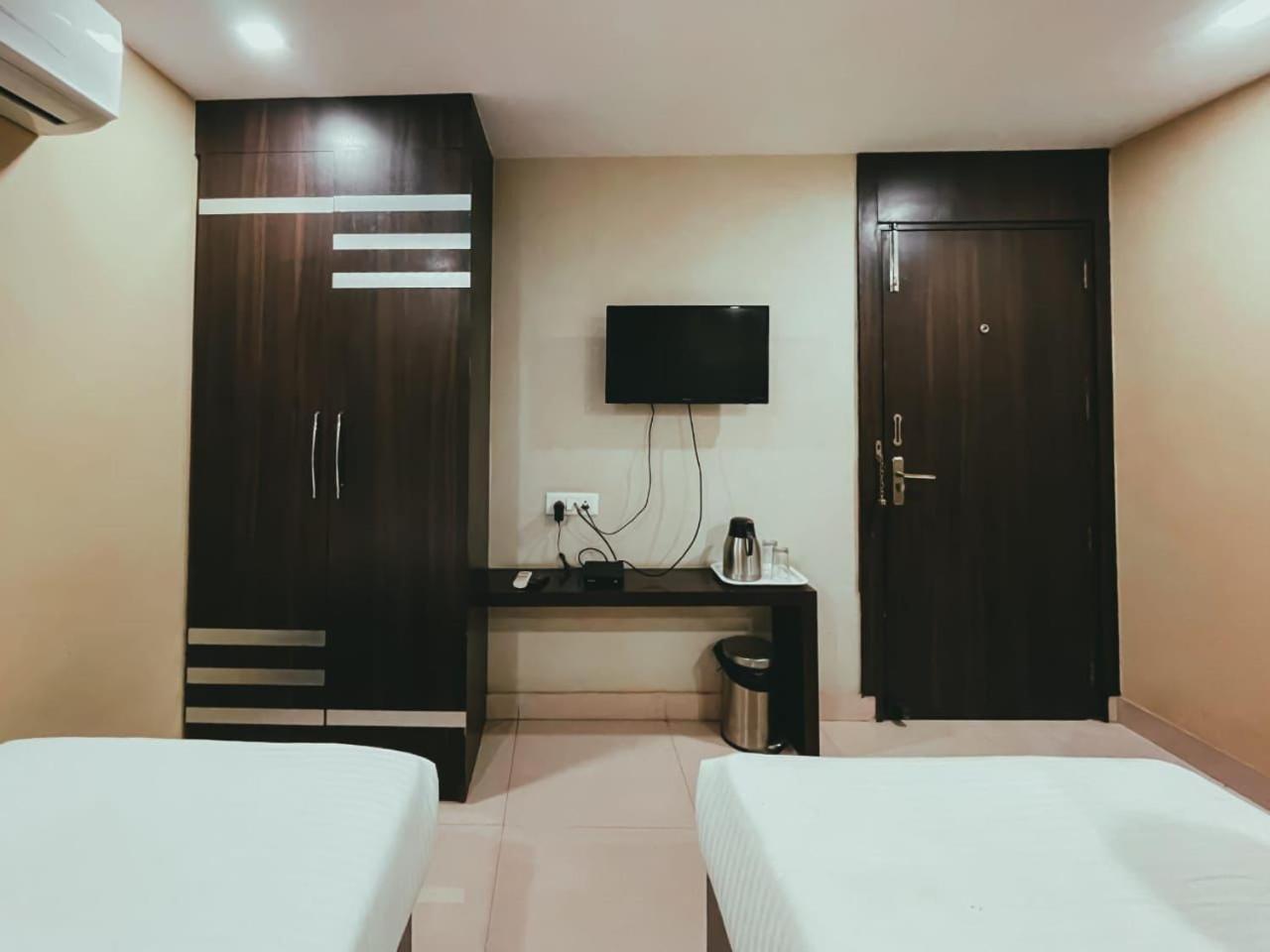 Hotel S L E Residency Варанаси Екстериор снимка
