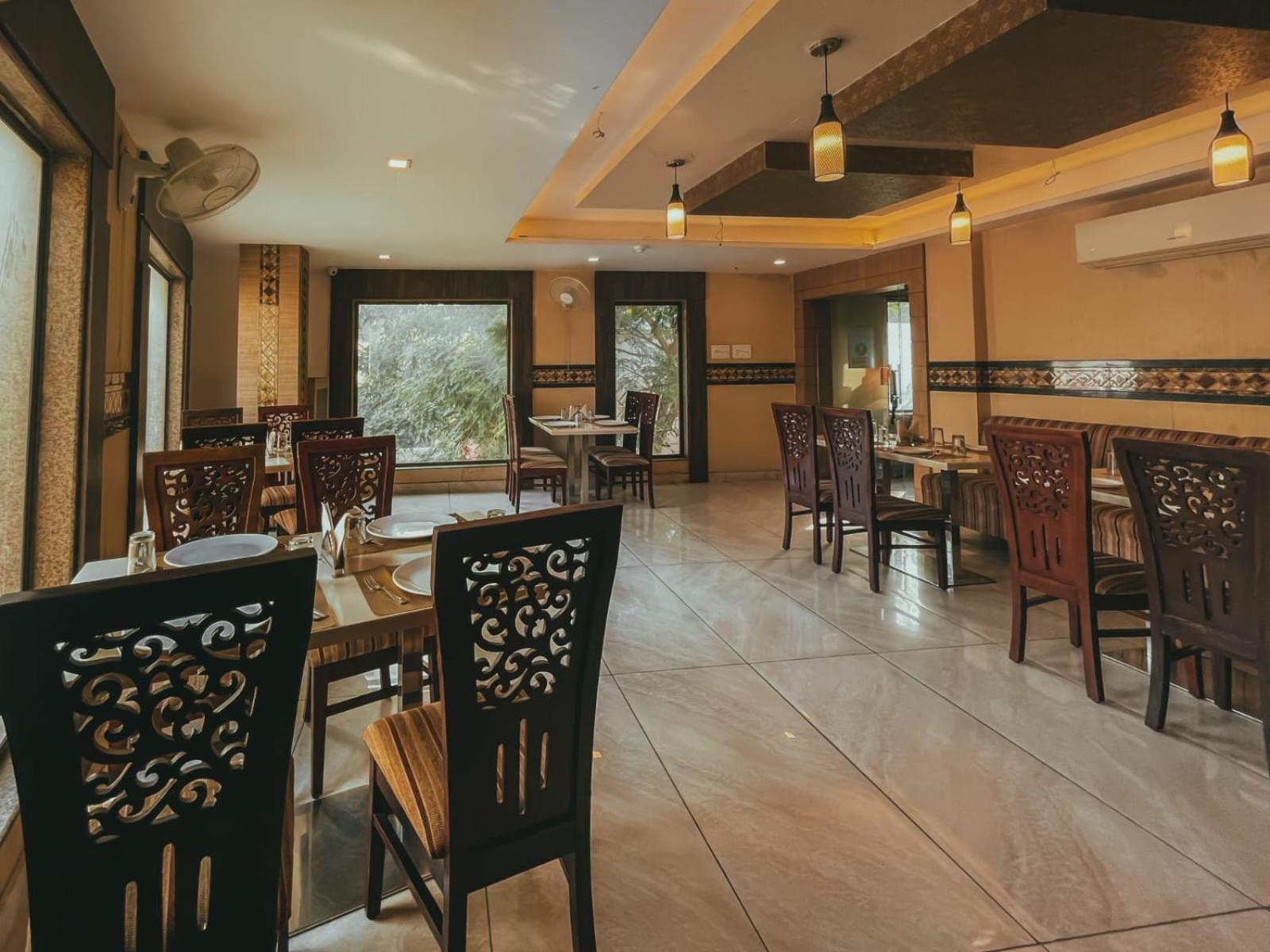 Hotel S L E Residency Варанаси Екстериор снимка