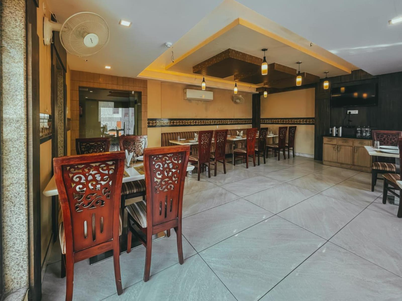Hotel S L E Residency Варанаси Екстериор снимка