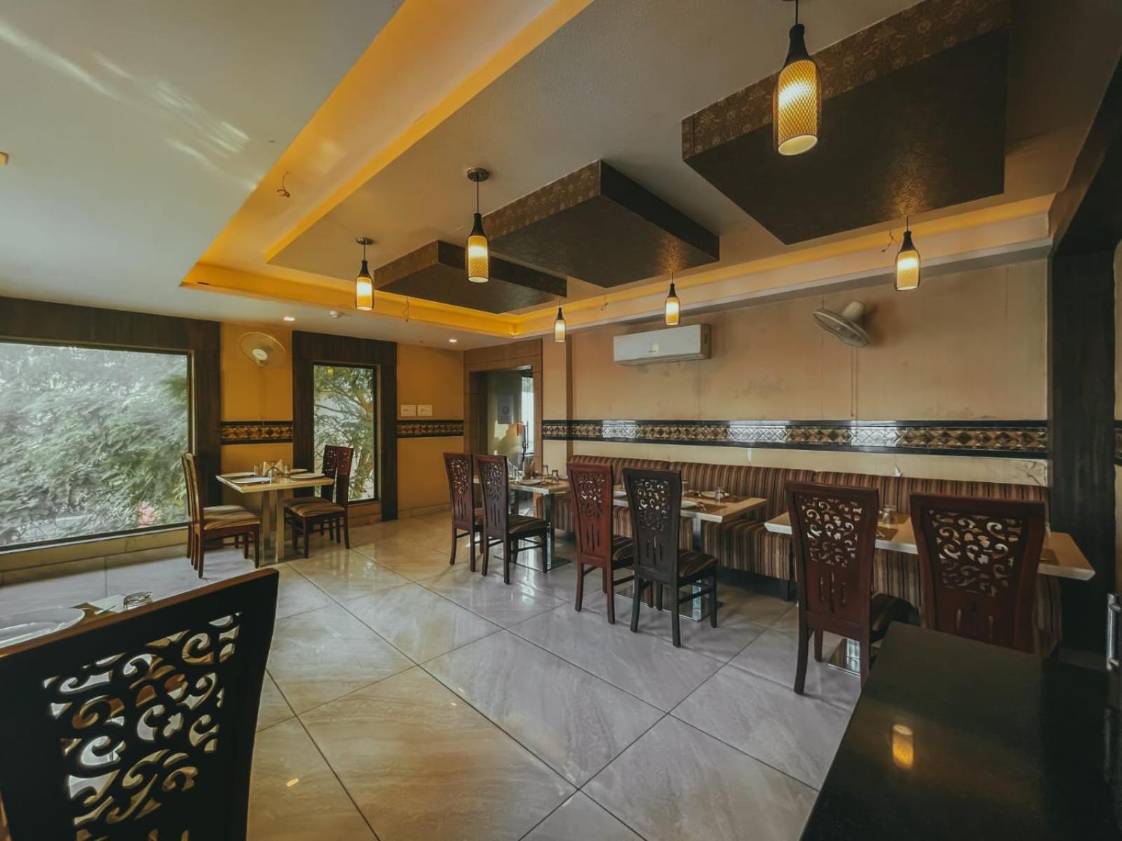 Hotel S L E Residency Варанаси Екстериор снимка