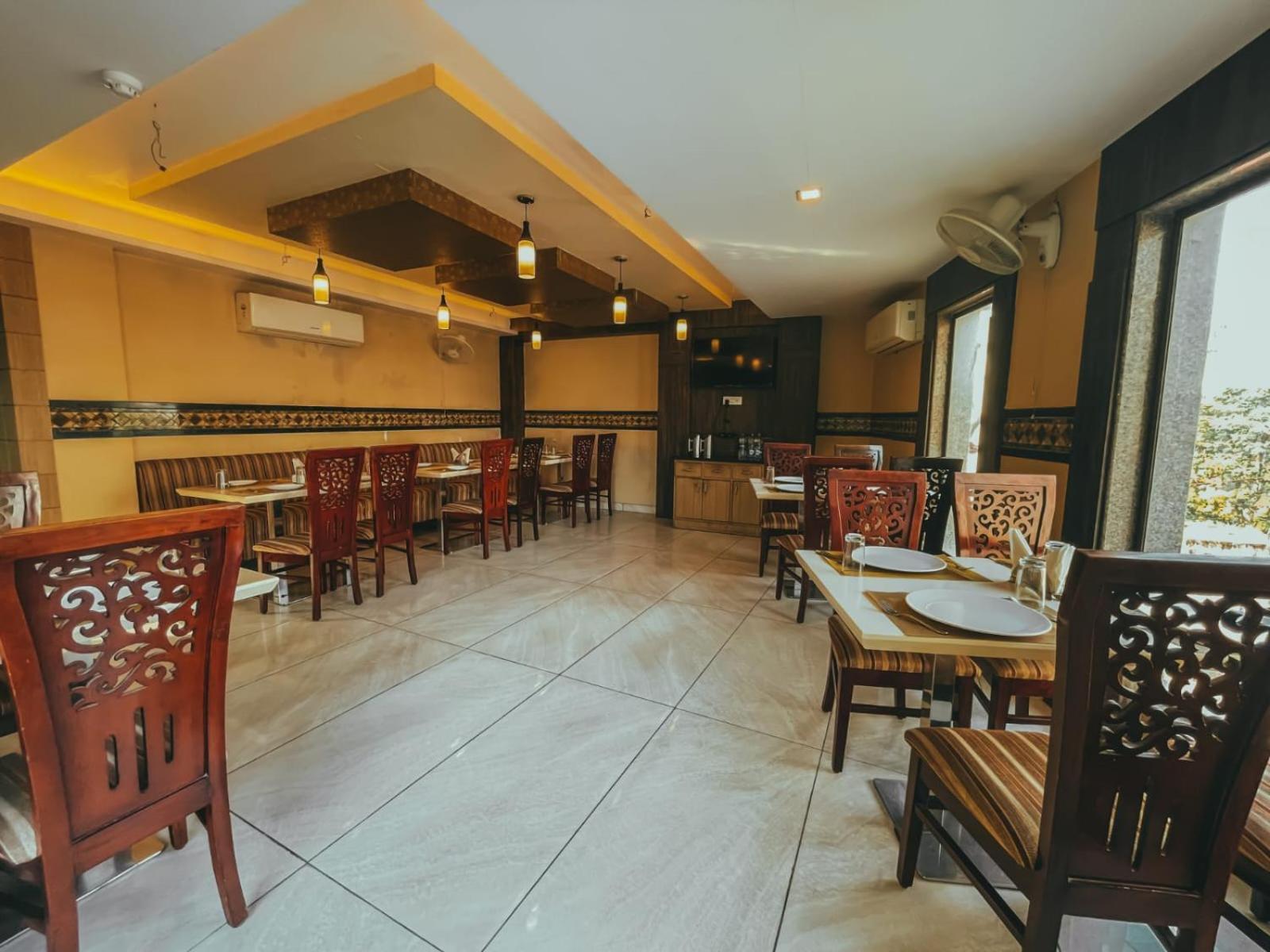 Hotel S L E Residency Варанаси Екстериор снимка
