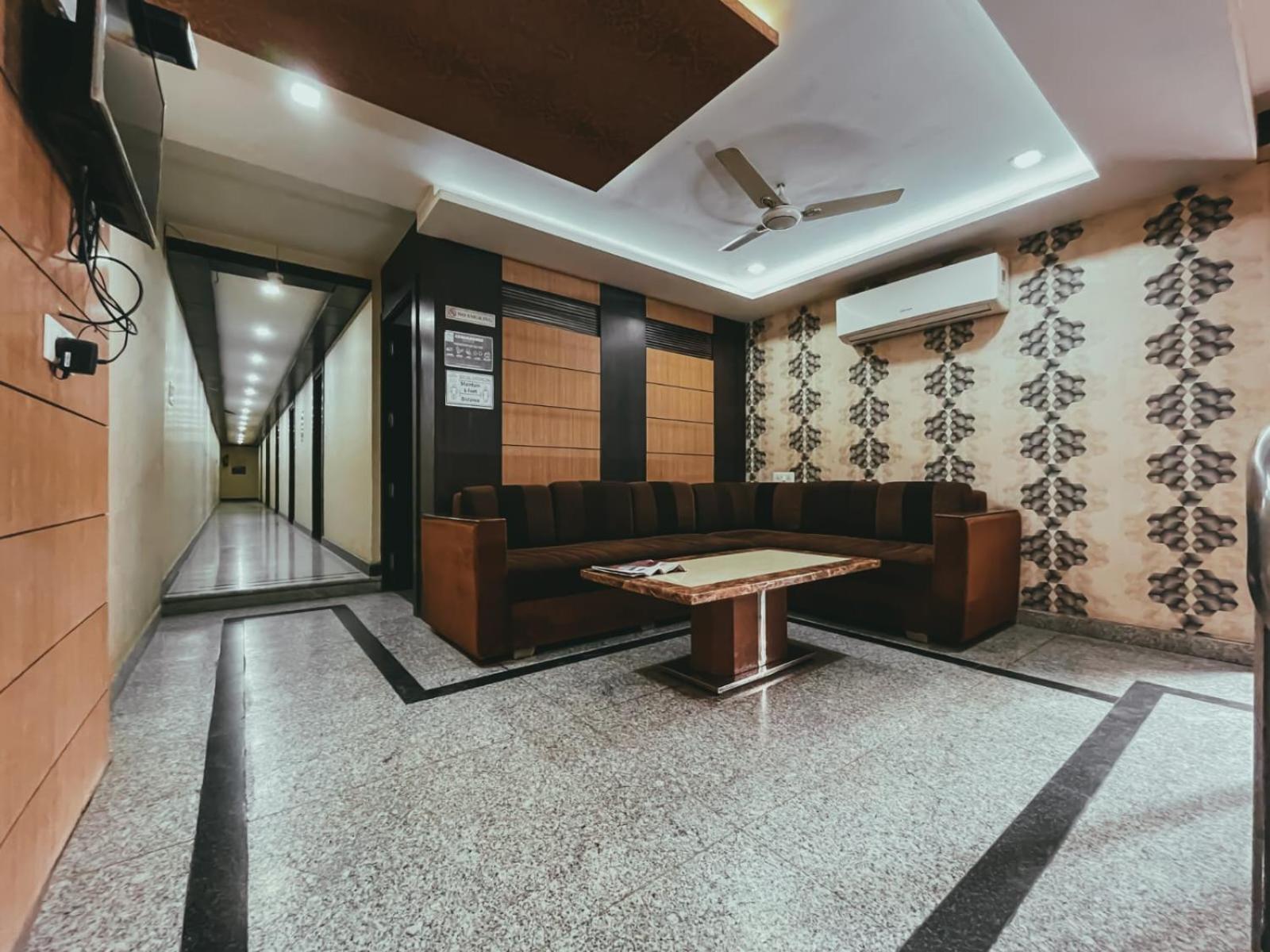 Hotel S L E Residency Варанаси Екстериор снимка