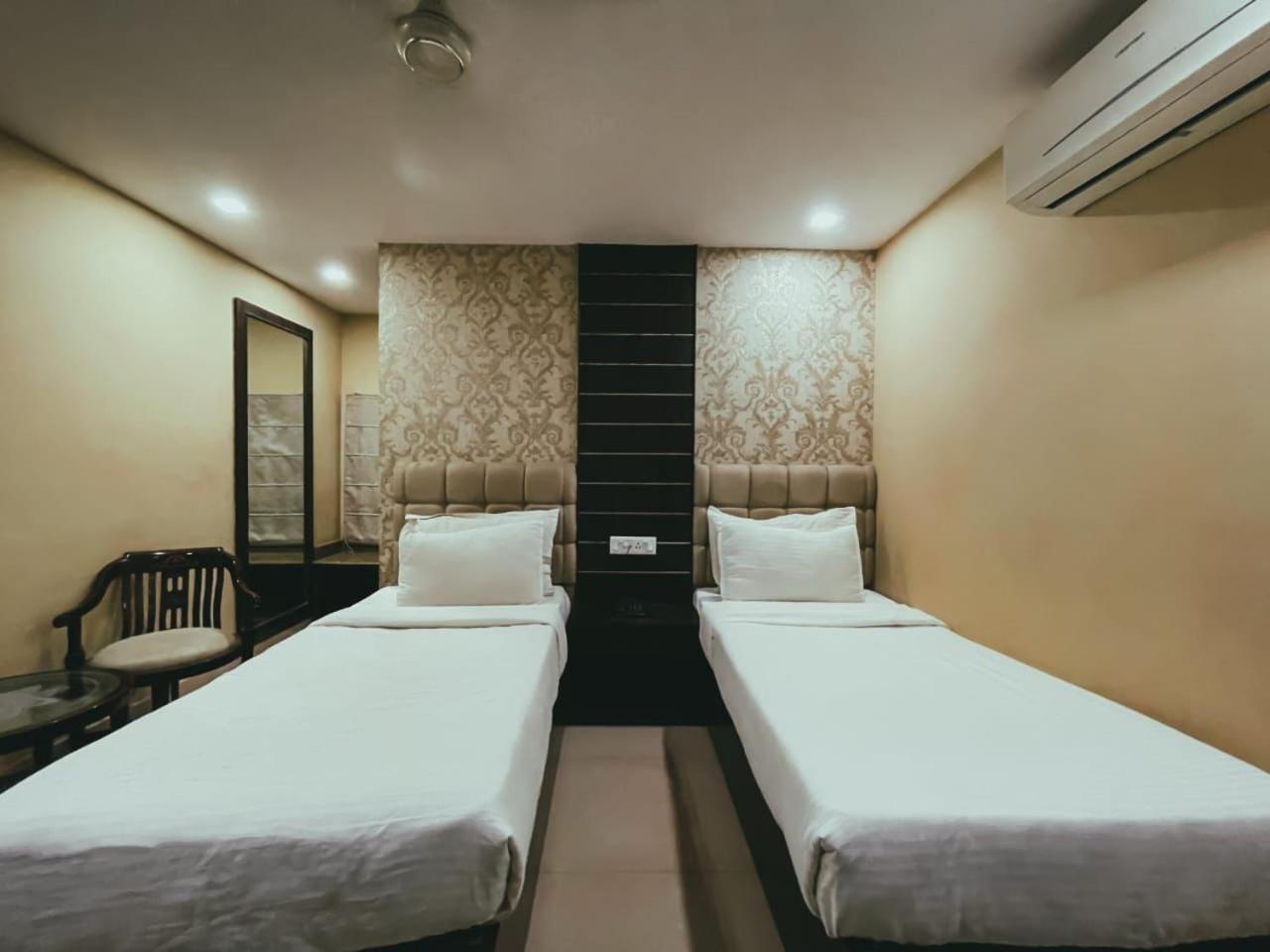 Hotel S L E Residency Варанаси Екстериор снимка