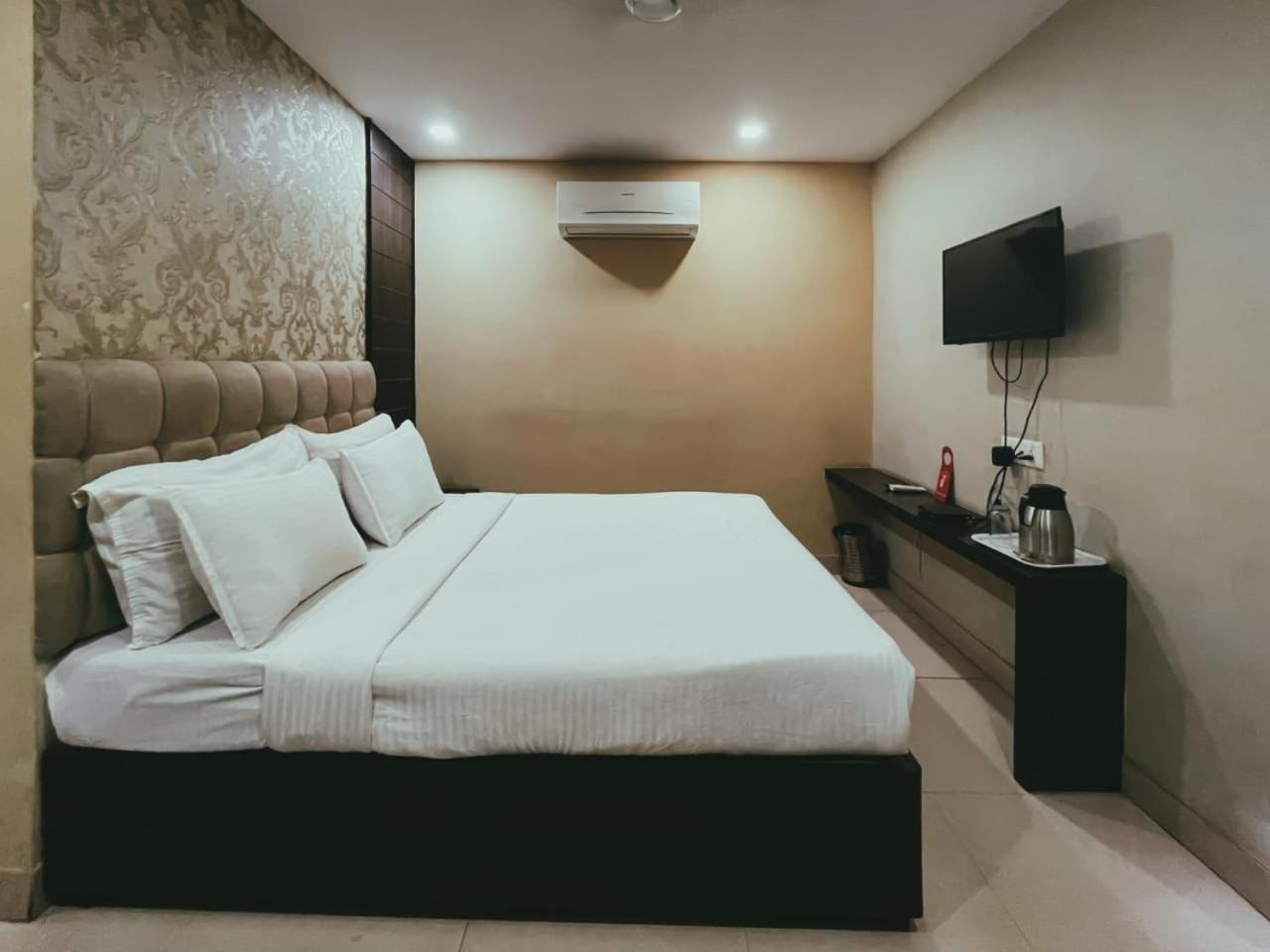 Hotel S L E Residency Варанаси Екстериор снимка