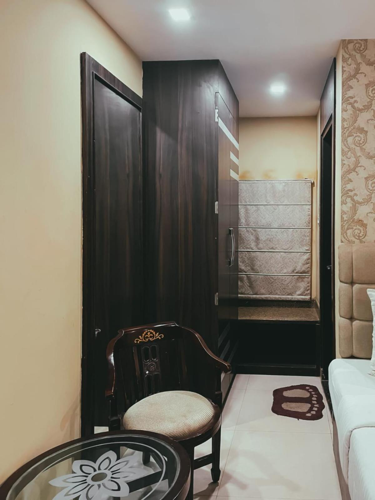 Hotel S L E Residency Варанаси Екстериор снимка