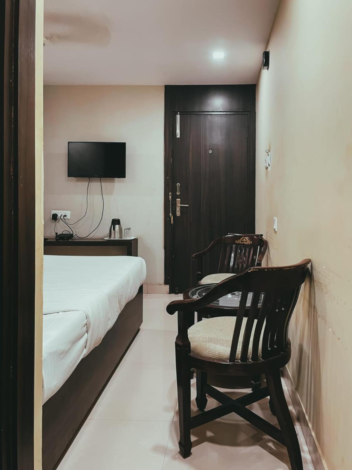 Hotel S L E Residency Варанаси Екстериор снимка