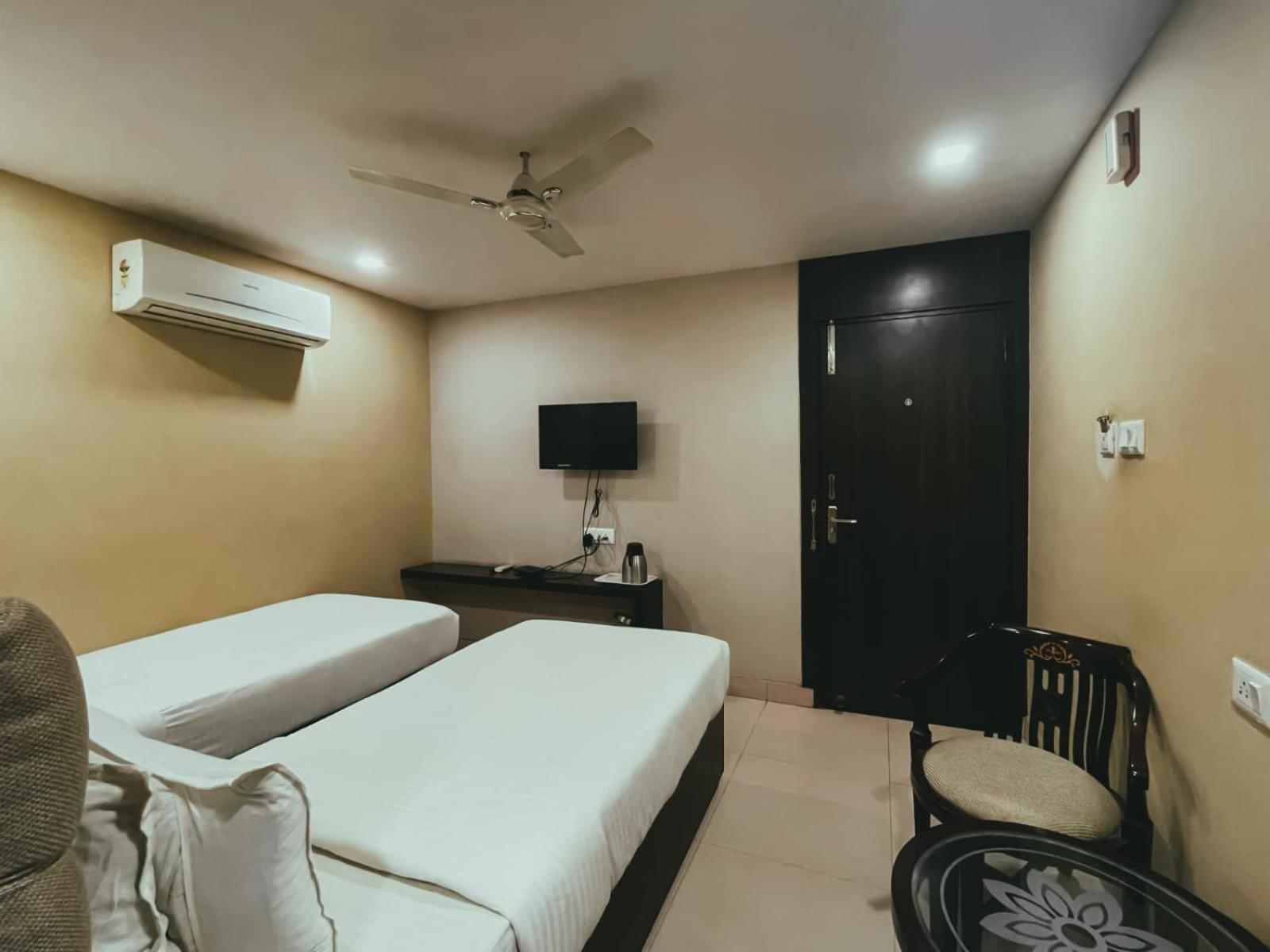 Hotel S L E Residency Варанаси Екстериор снимка