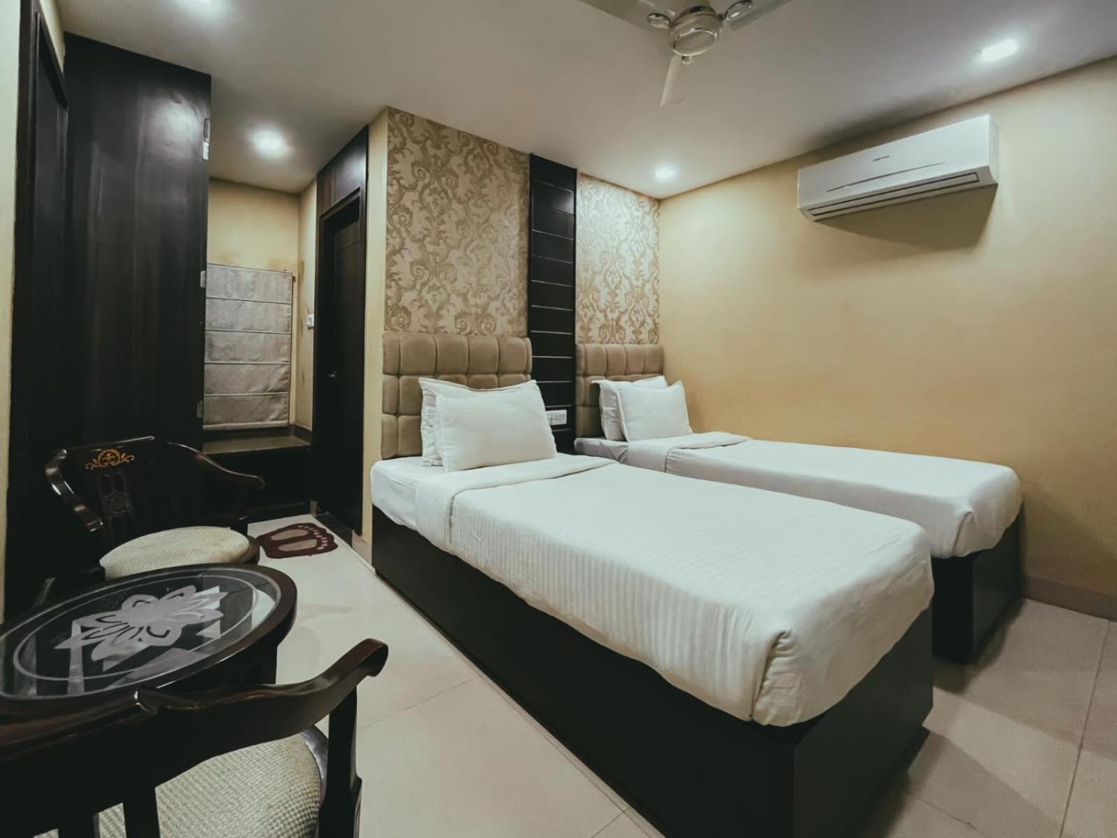 Hotel S L E Residency Варанаси Екстериор снимка