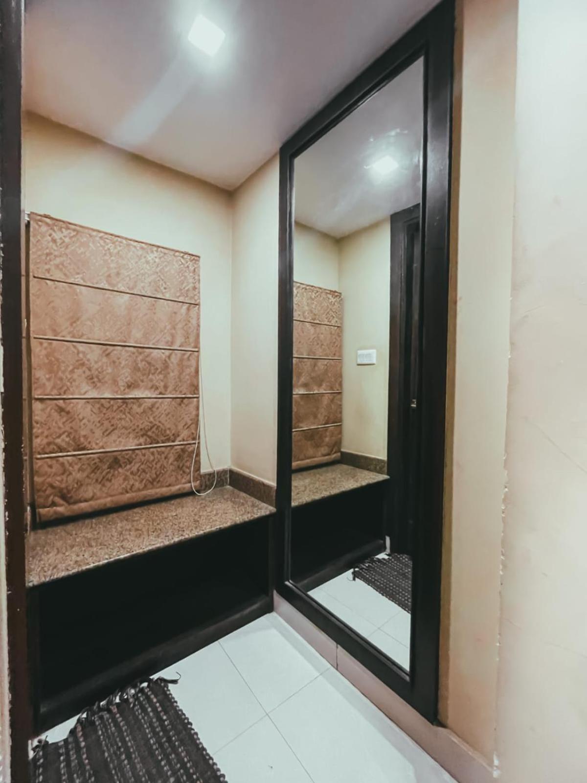 Hotel S L E Residency Варанаси Екстериор снимка