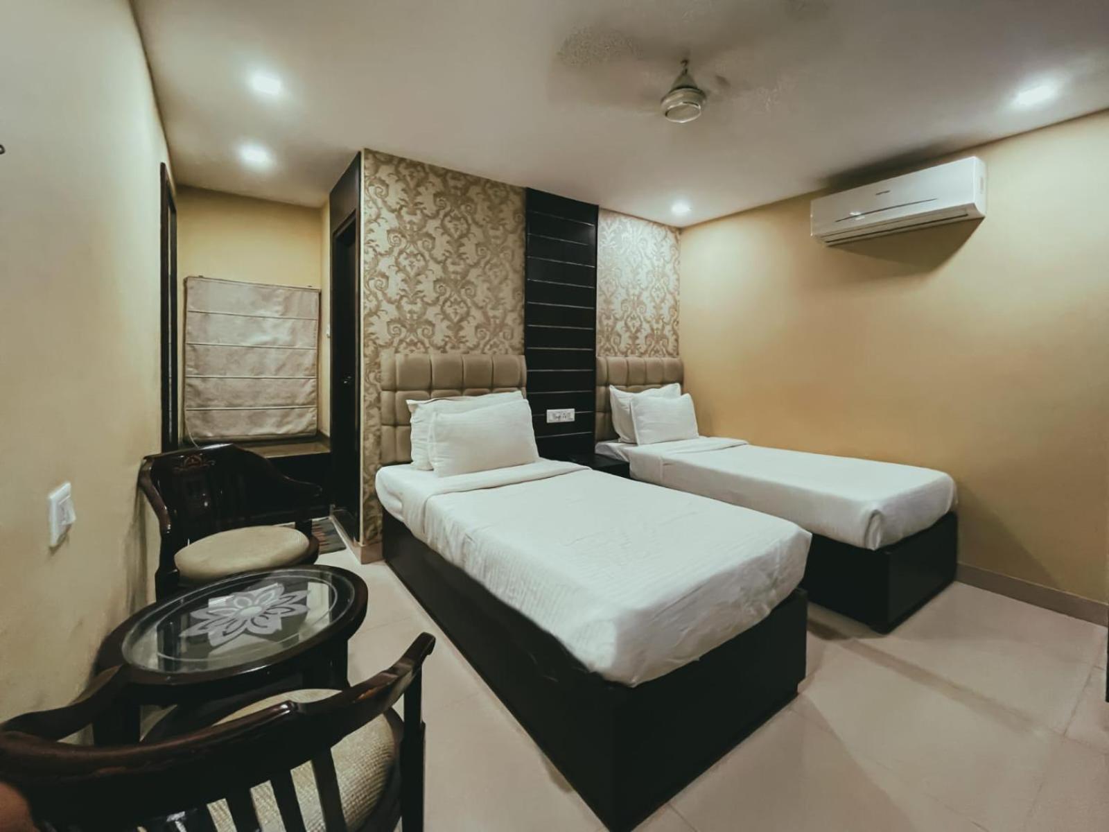 Hotel S L E Residency Варанаси Екстериор снимка