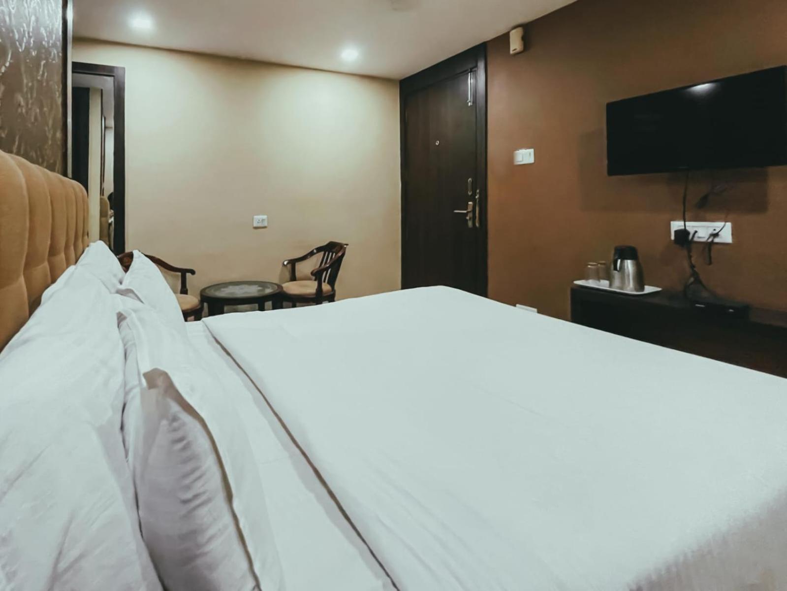 Hotel S L E Residency Варанаси Екстериор снимка