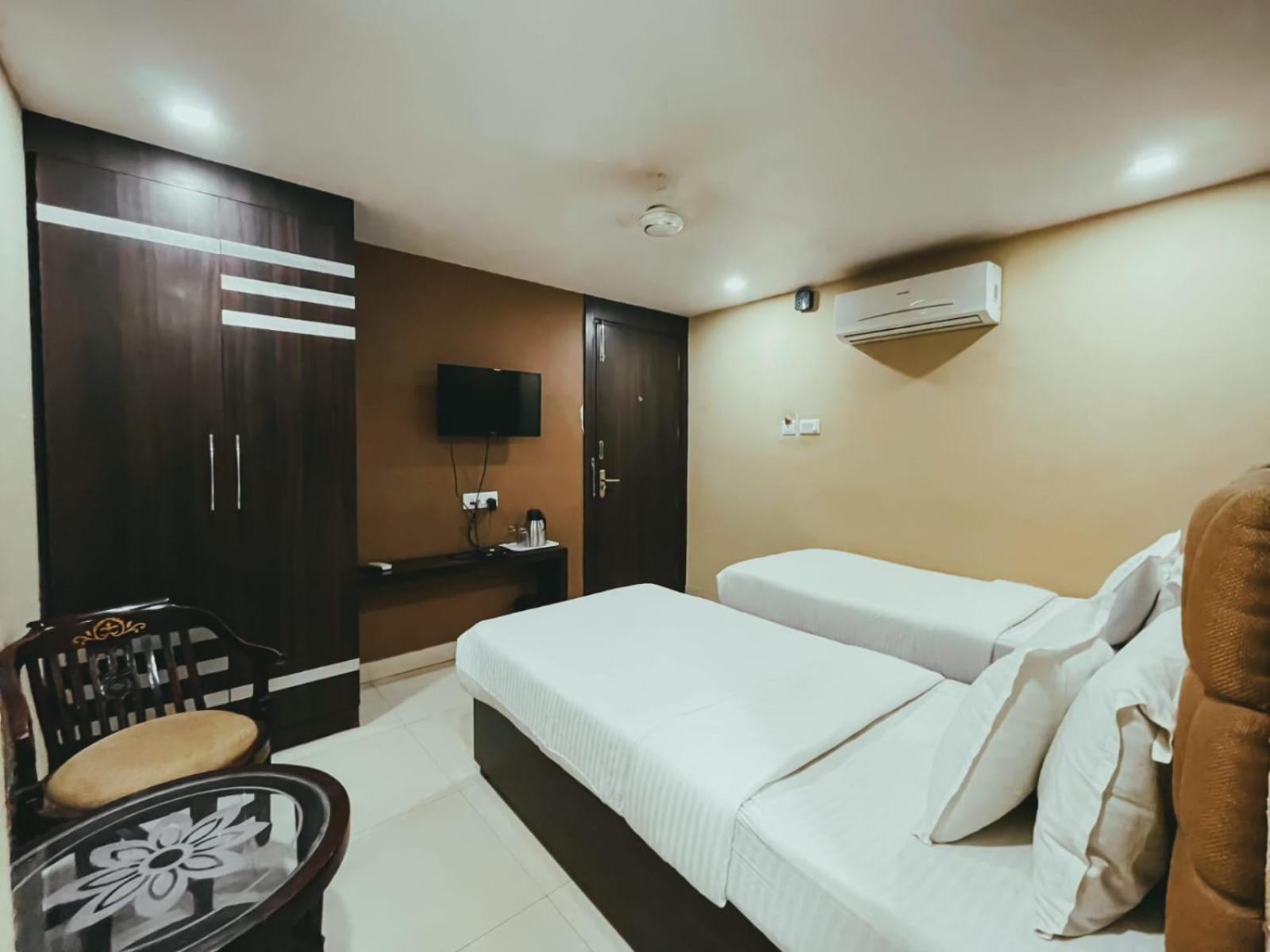Hotel S L E Residency Варанаси Екстериор снимка