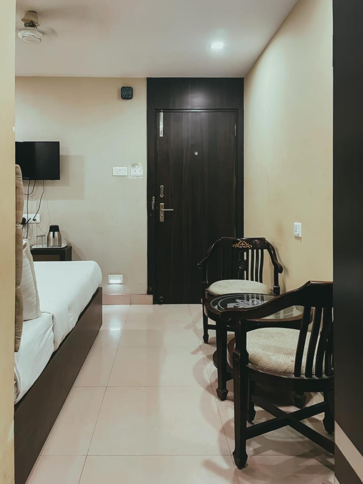 Hotel S L E Residency Варанаси Екстериор снимка