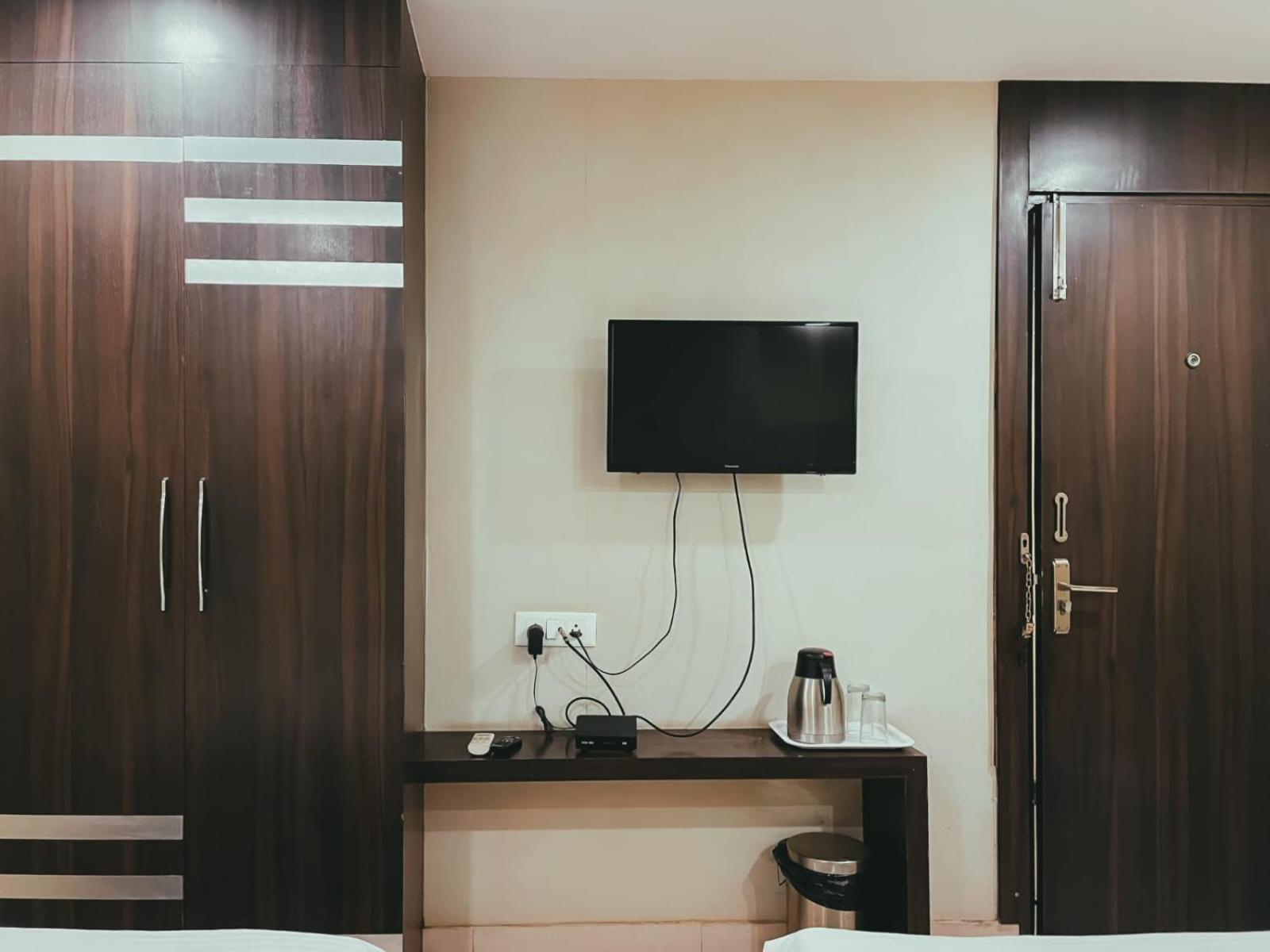 Hotel S L E Residency Варанаси Екстериор снимка