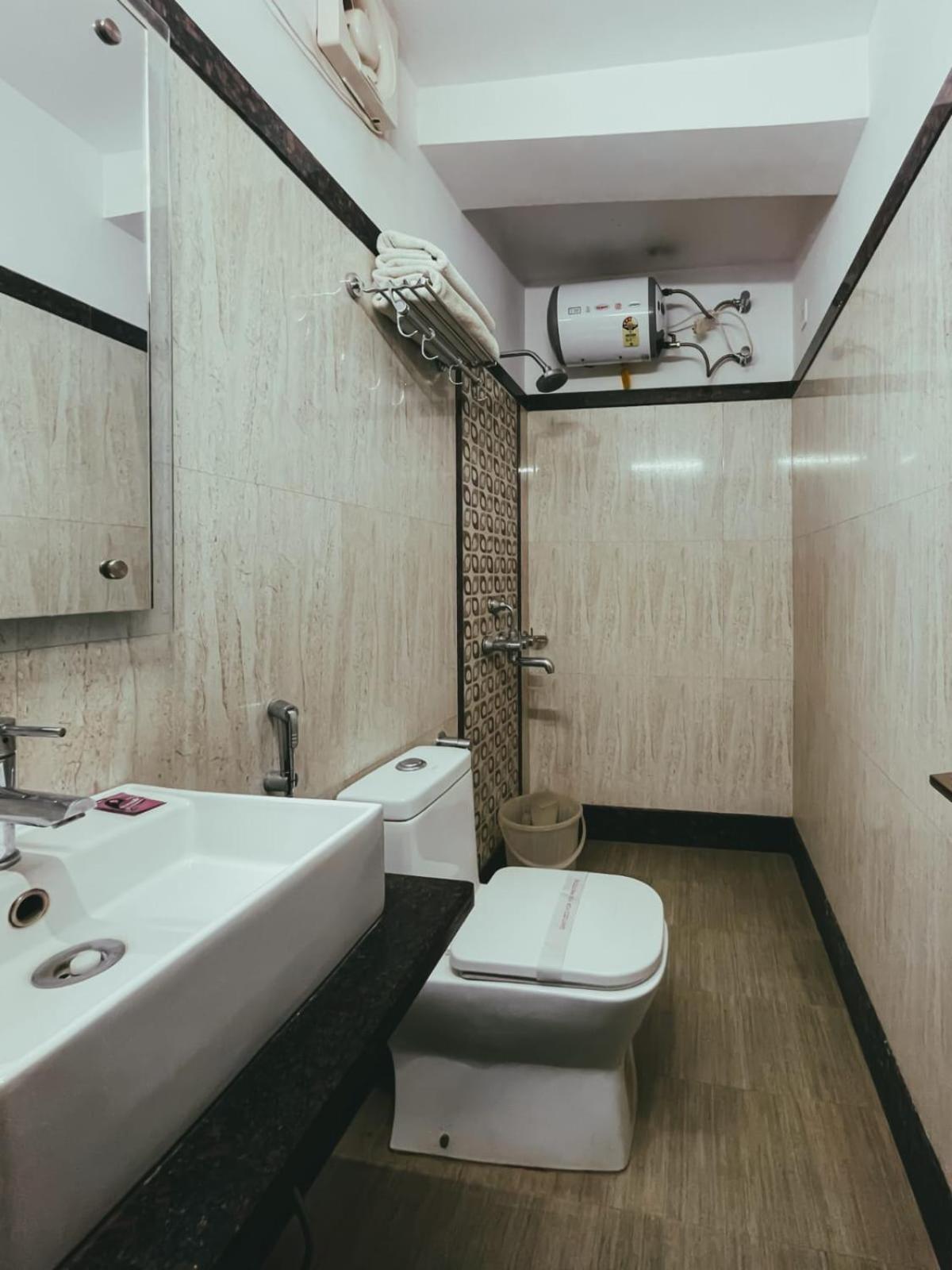 Hotel S L E Residency Варанаси Екстериор снимка