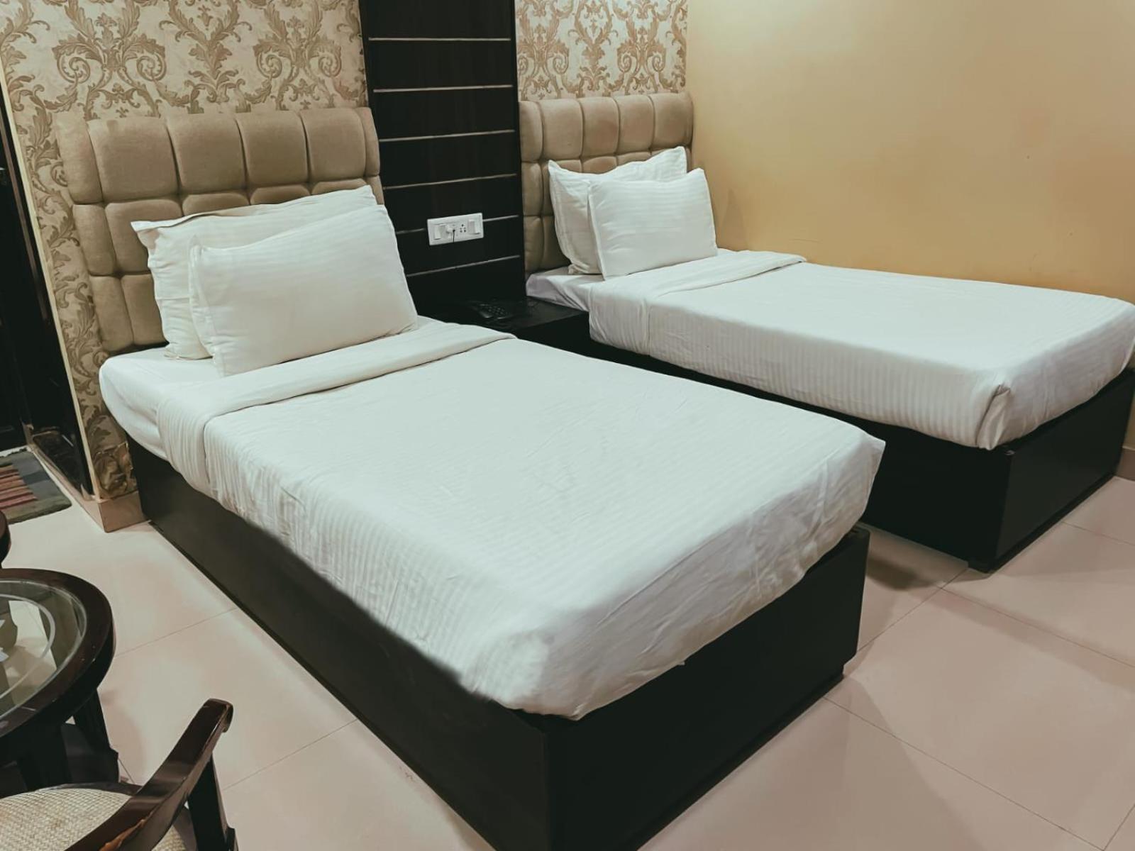 Hotel S L E Residency Варанаси Екстериор снимка