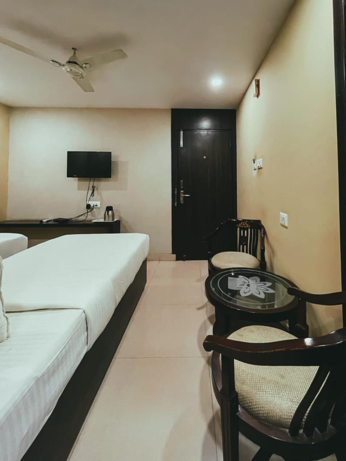 Hotel S L E Residency Варанаси Екстериор снимка