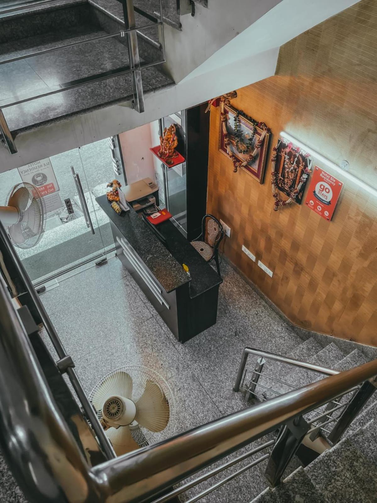 Hotel S L E Residency Варанаси Екстериор снимка