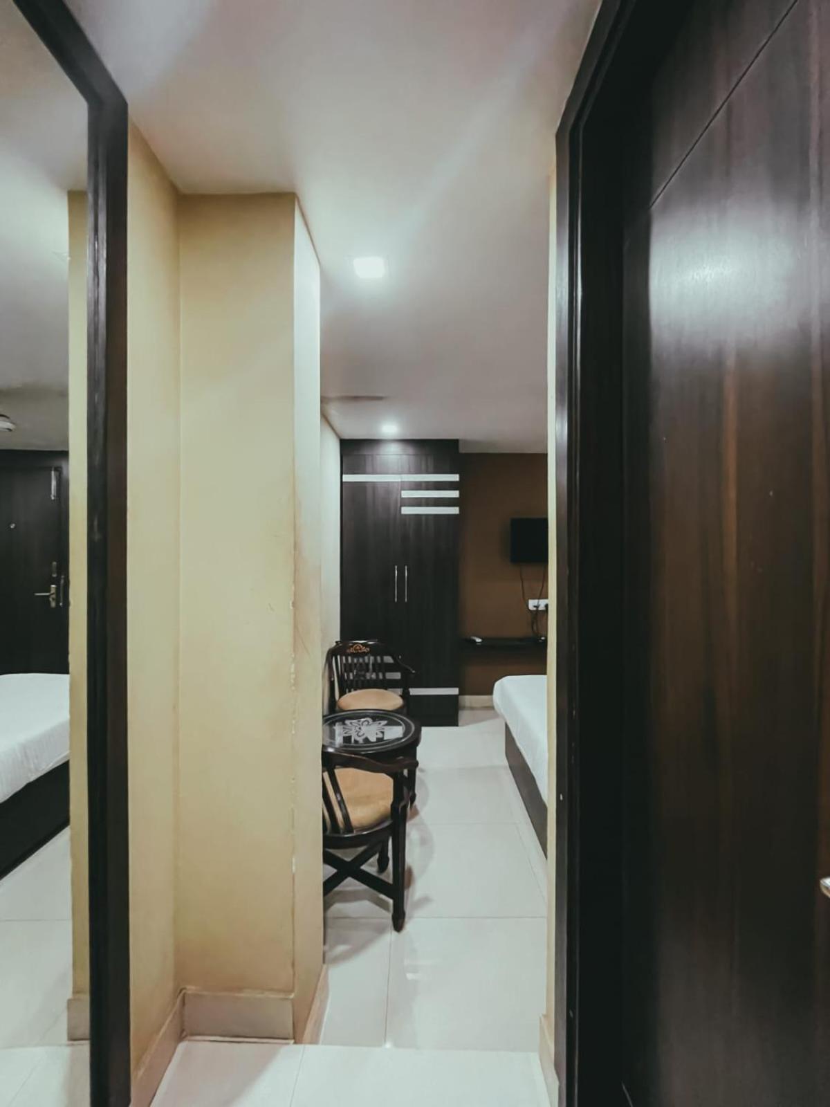 Hotel S L E Residency Варанаси Екстериор снимка