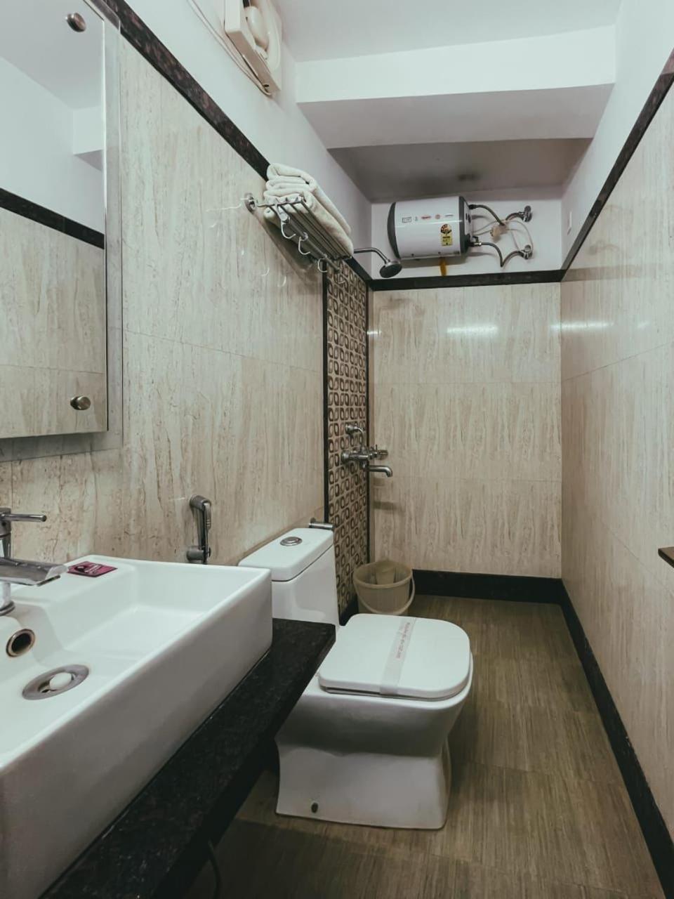 Hotel S L E Residency Варанаси Екстериор снимка