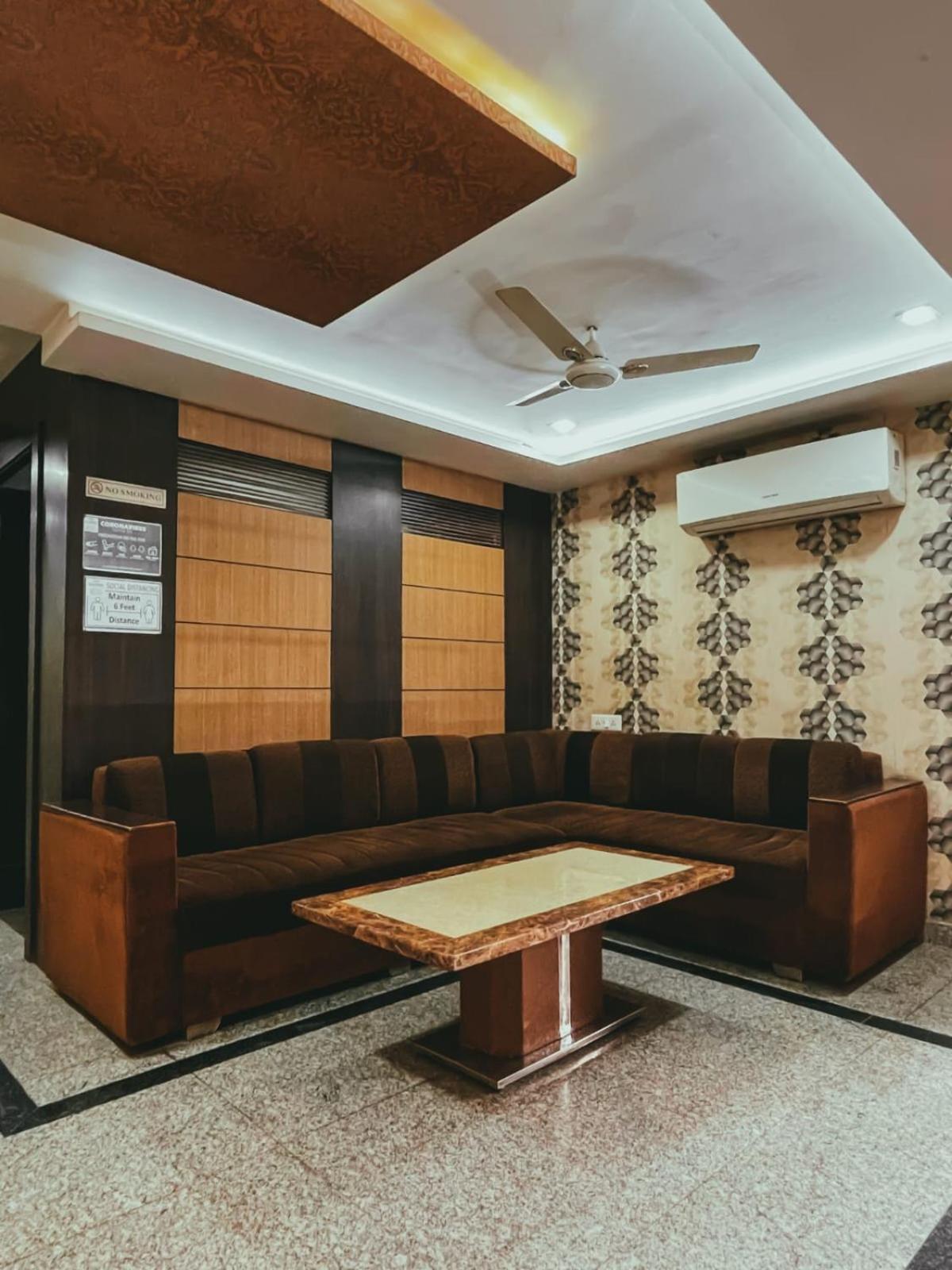 Hotel S L E Residency Варанаси Екстериор снимка