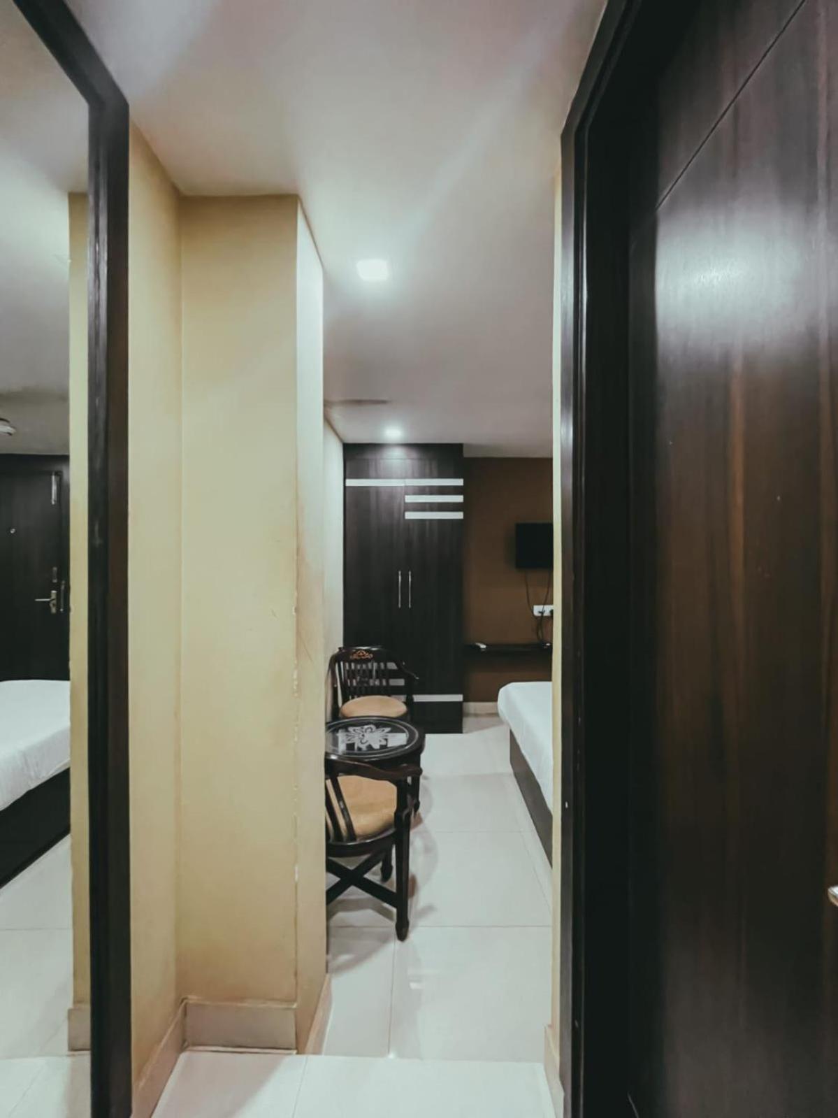 Hotel S L E Residency Варанаси Екстериор снимка