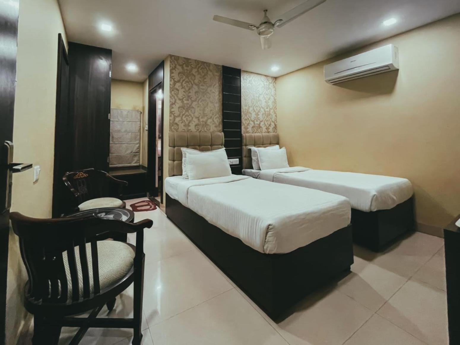 Hotel S L E Residency Варанаси Екстериор снимка